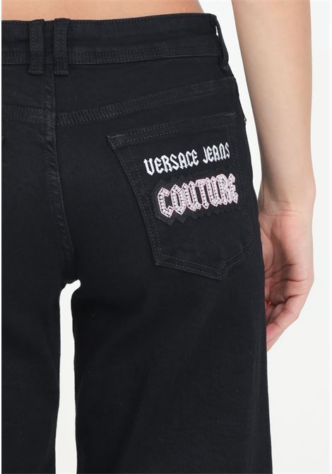 Jeans a vita bassa svasati neri da donna con logo in stile gotico VERSACE JEANS COUTURE | 77HAB506CDW00909